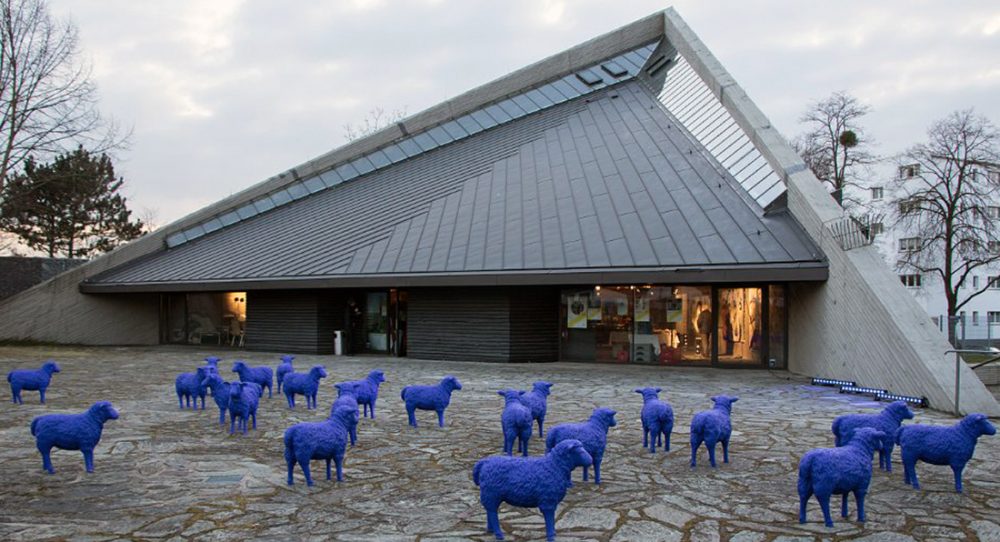 Blaue Friedensschafe von Bertamaria Reetz vor der Kulturkirche Ost in Köln-Buchforst anlässlich ihrer Ausstellung (21.03. - 18.04.2018), Foto: Anatoliy Stepanko